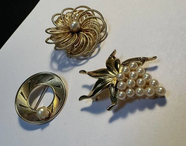 Lot Of 3 Gold Tone Brooch Pins Faux Pearl - Image 3