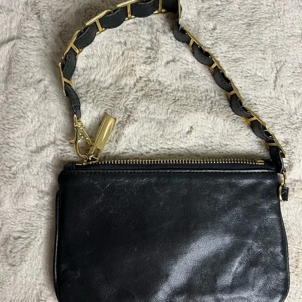Tory Burch Black and Gold Clutch with Leather Finish and Zipper Closure - Image 5