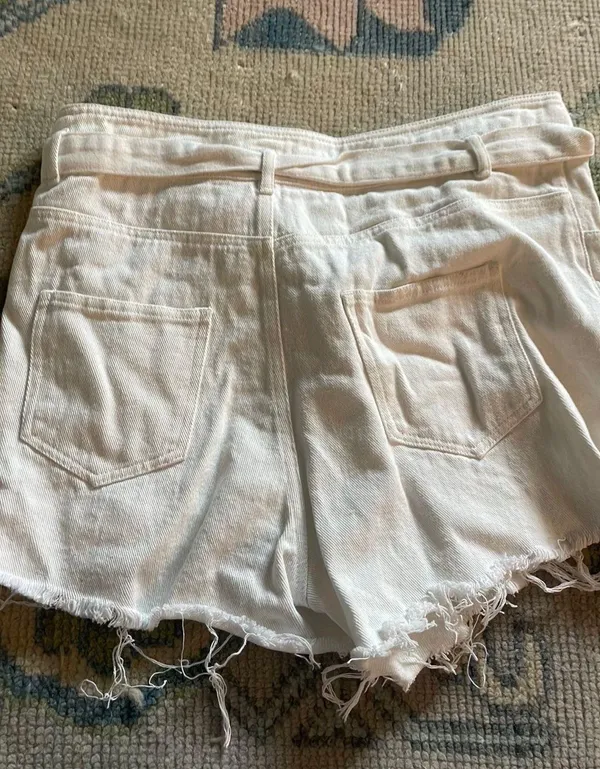 Vestique Vestibule White Shorts With Buckle - Image 3