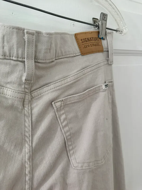 High-Waisted Jeans - Image 3