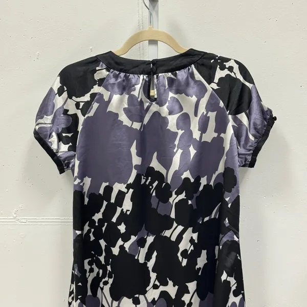 BCBGMAXAZRIA Floral Satin Shift Dress Large Short Sleeve Scoop Neck Purple Black - Image 4