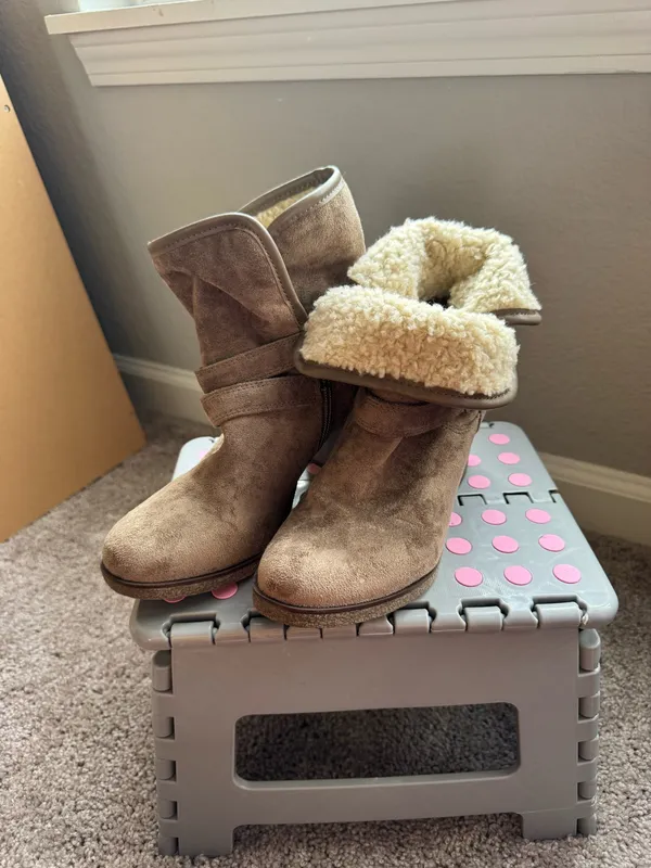 Style and Co Booties with Fur size 7 - Image 3