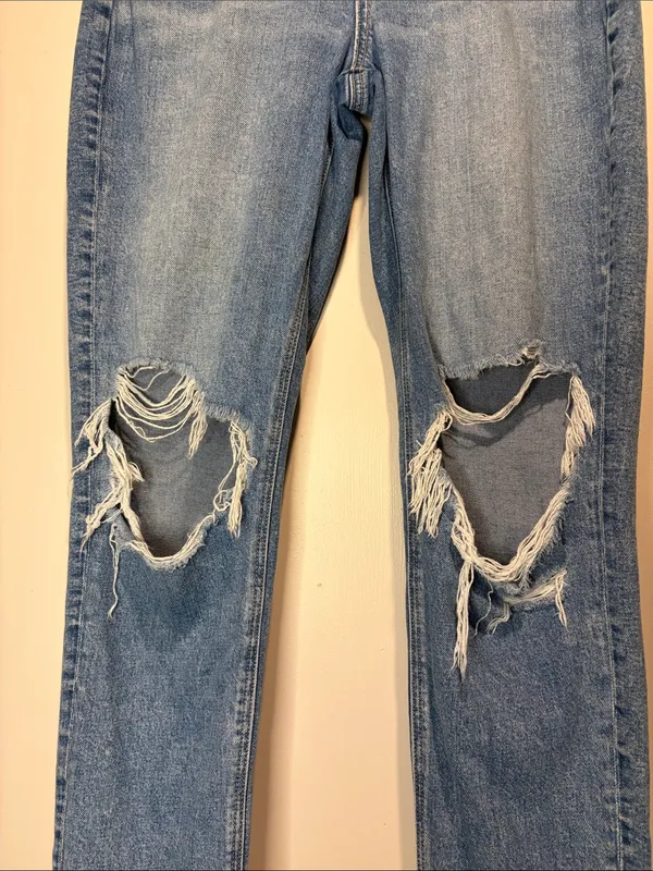 American Eagle Mom Jean Distressed Knee Holes Size 6 - Image 6