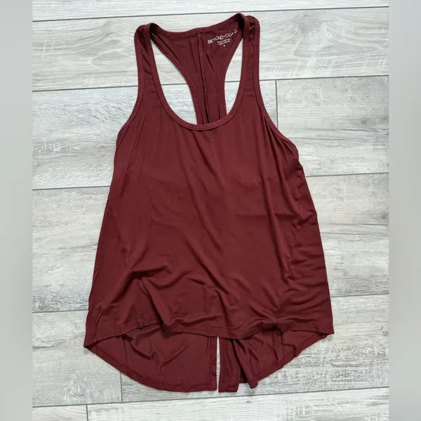Beyond Yoga lightweight Draw the Line Tank Flyaway in maroon size small - Image 5