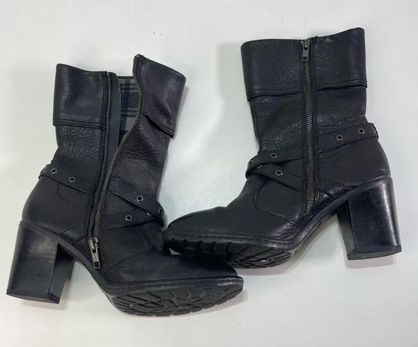 Born Boots Wmn 7.5 Gilary Blck Pebbled Leather Moto Block Heel Biker Belt Strap - Image 2