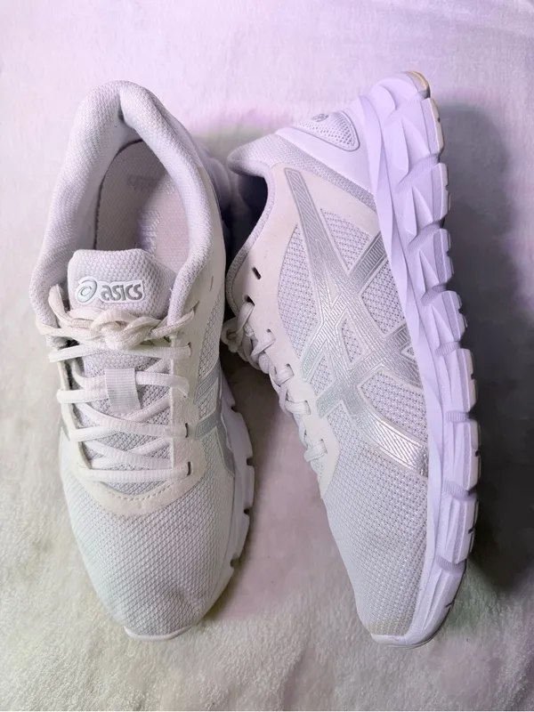 ASICS White Athletic Running Shoe with Gray Logo - Image 6