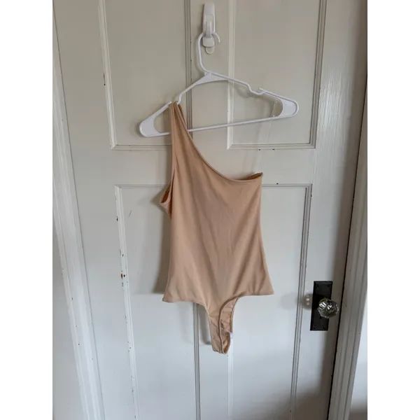 NWT Le Lis‎ Imani one shoulder nude bodysuit size medium - Image 2