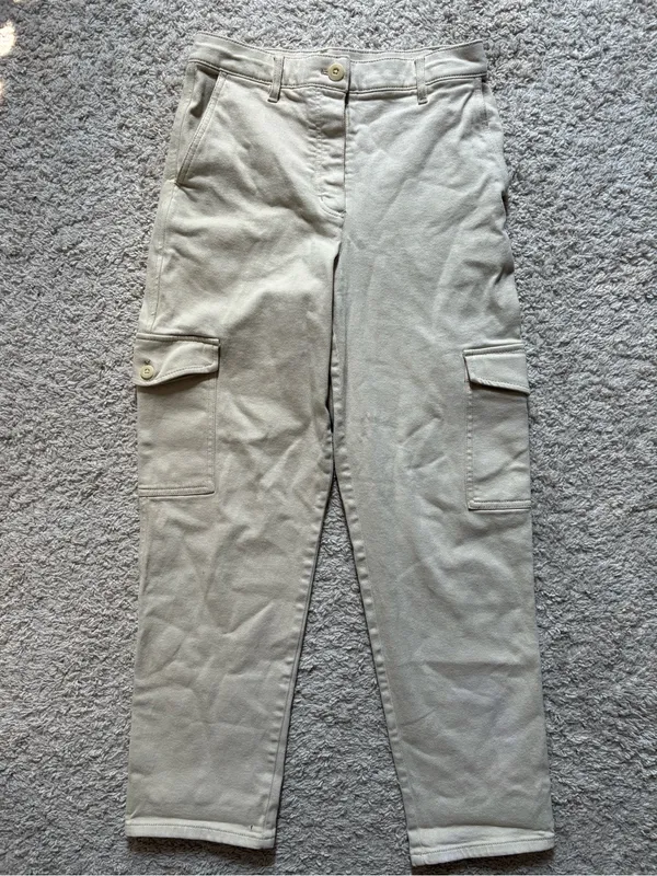 Aritzia Women’s Cargo Pants in Light Beige - Image 2