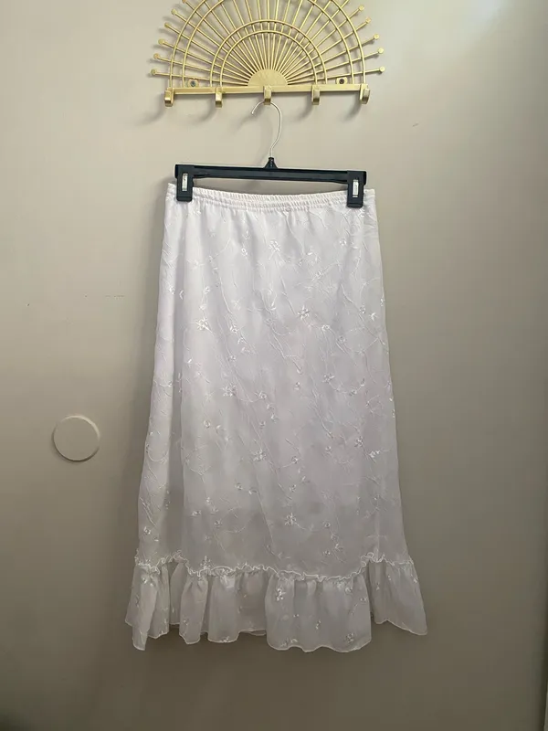 Pretty Girl White Floral Embroidered Ruffle Hem Skirt - Image 2