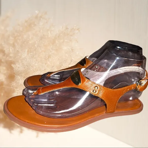 Michael Michael Kors camel colored gold plated thong sandals! - Image 7