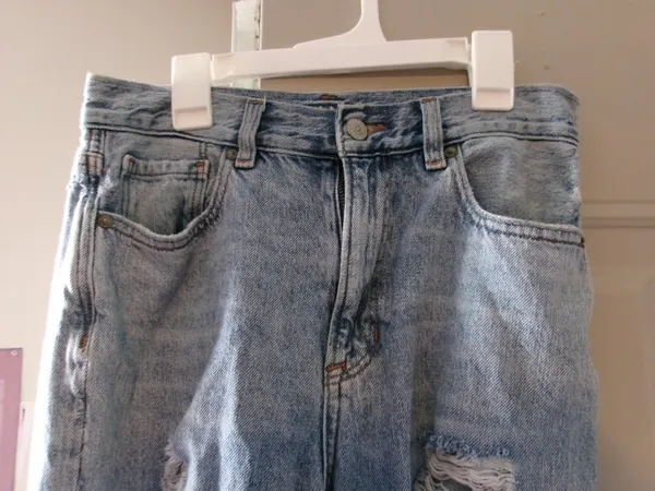 American Eagle Outfitters mom jean ripped distressed denim in light wash blue size 2. - Image 2