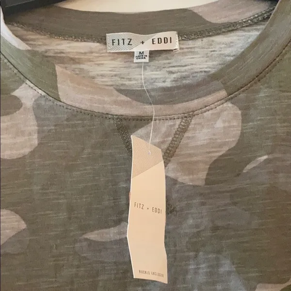 HP🎉NWT Cropped Camo T-shirt - Image 4