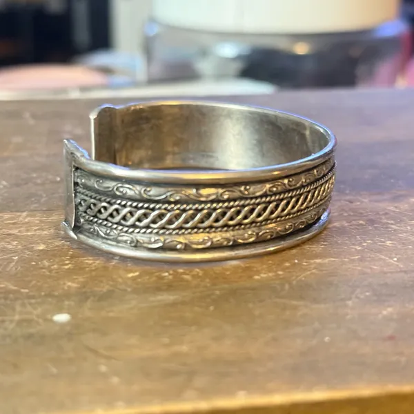 Vintage silver plated textured cuff bracelet - Image 6