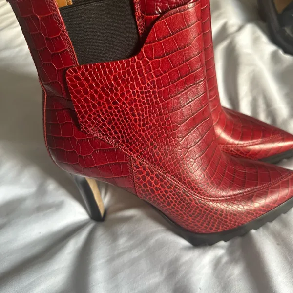 Right Bank Shoes.Red Croc - Image 5