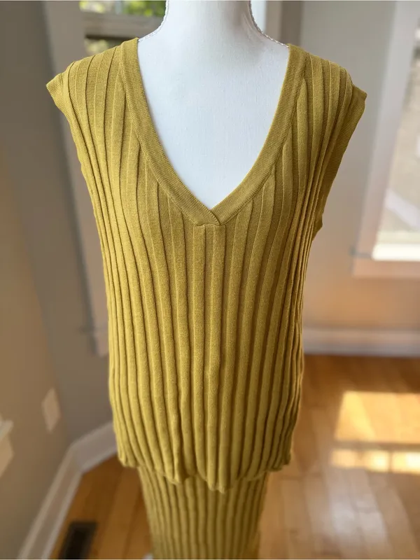 INDUSTRY Chartreuse Yellow Gold Ribbed V-Neck Knit Skirt Set Size Small - Image 11