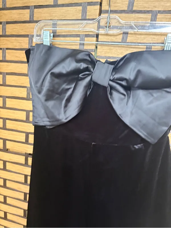 Lulus black bow velvet jumpsuit size large - Image 3