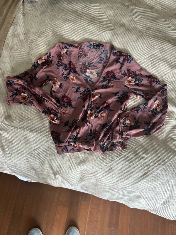 American Eagle Outfitters Mauve Pink Floral V-Neck Blouse - Image 2