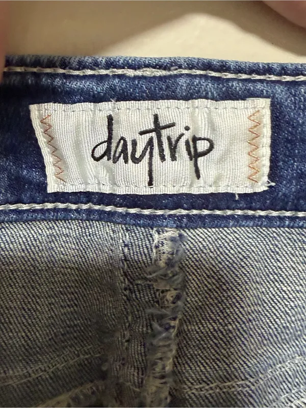 Buckle Daytrip Virgo Bootcut Jeans Mid Rise Curvy Embellished Pockets 32 LONG - Image 4