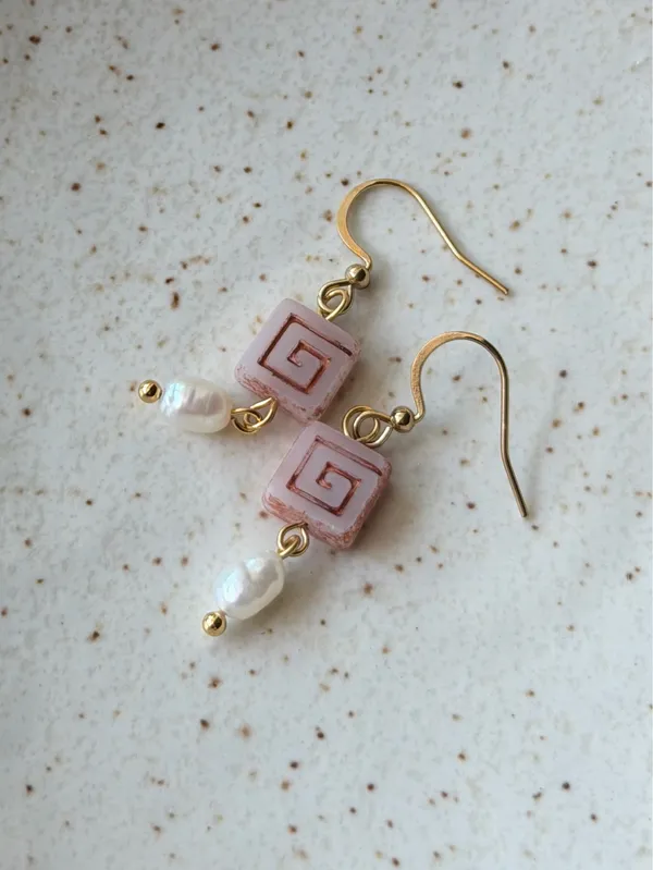 Handmade boho fairy whimsical funky style quality Czech glass swirl pearl dangle earrings🌀🩷 - Image 4