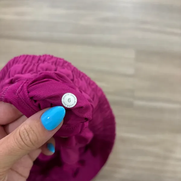 Lululemon Hotty Hot Short 2.5" Fantom Fuchsia Women Size 6 - Image 2