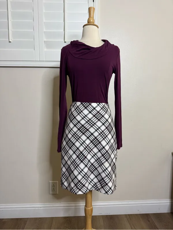 Express Size 6 Black, Burgundy and White Plaid Check A-Line Knee Length Skirt - Image 2