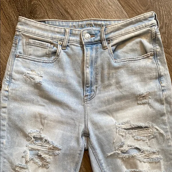 American Eagle Super Light Wash Distressed Mom Jeans Size 8 - Image 2