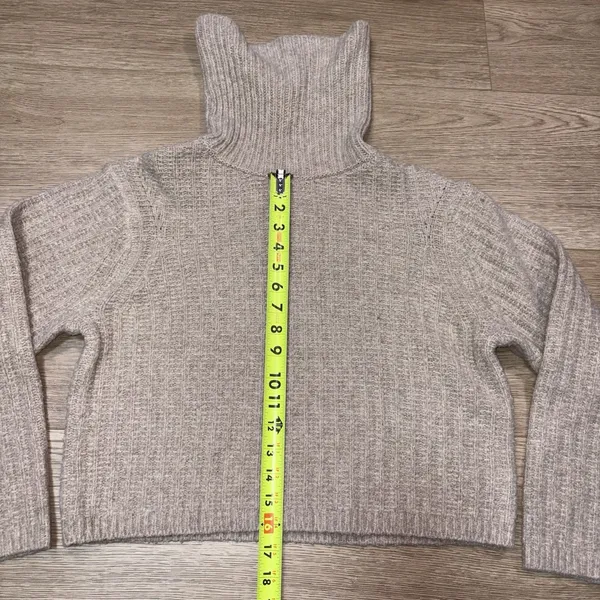 Universal Threads Women Cropped Tan Turtleneck Sweater Size Medium - Image 4