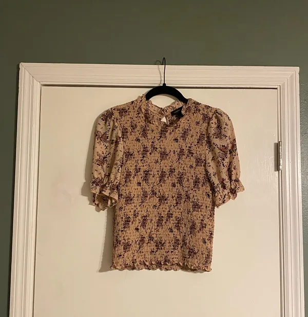 NWOT Light Pink Floral Scrunch Blouse - Image 2