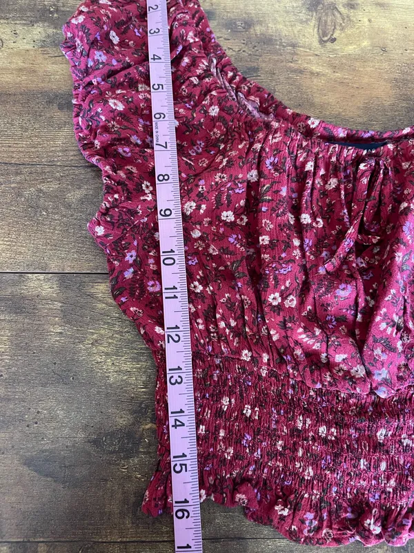American Eagle Outfitters Red Floral Ditsy Blouse Sz Small Off-Shoulder Cropped - Image 10