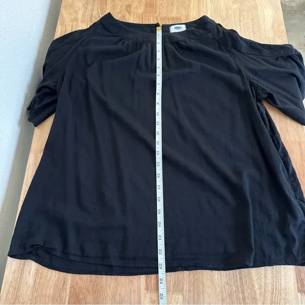 Old Navy Women’s Black Cold Shoulder Short Sleeve Top Size M - Image 7