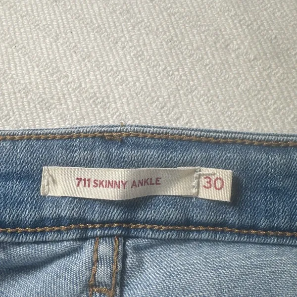 Women’s Levi’s 711 Skinny Ankle Jeans Distressed Light Wash Raw Hem Size 30x27 - Image 11