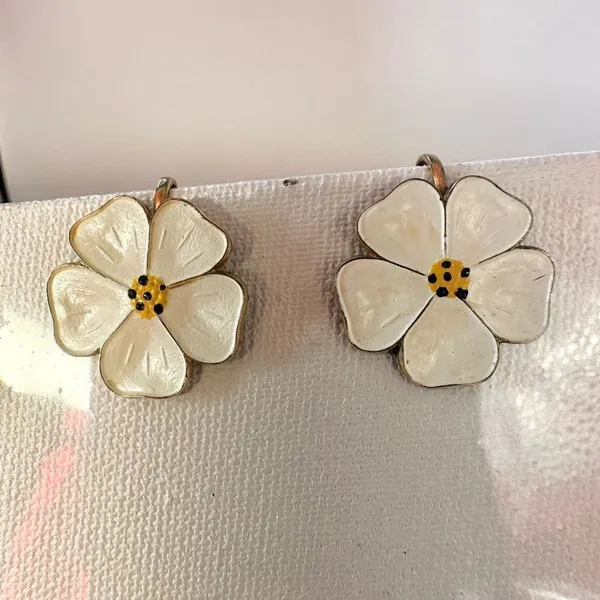White flower vintage clip on earrings - Image 4