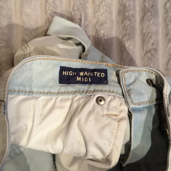 Aeropostale High‎ Waisted Midi Denim Shorts Light Wash Distressed Size 4 - Image 4