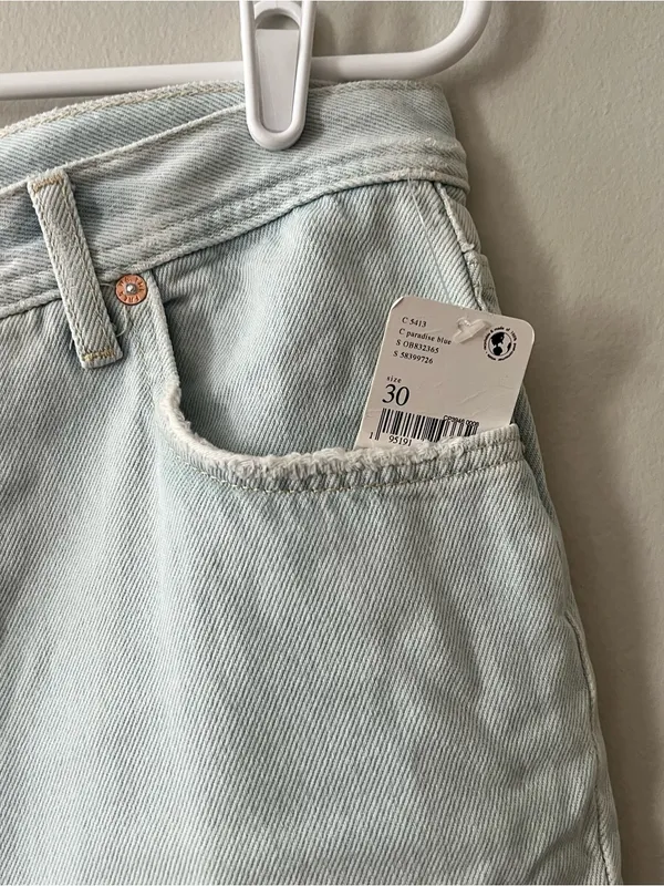 We The Free Women’s Light Wash Distressed Relaxed Jeans Size 30 - Image 5