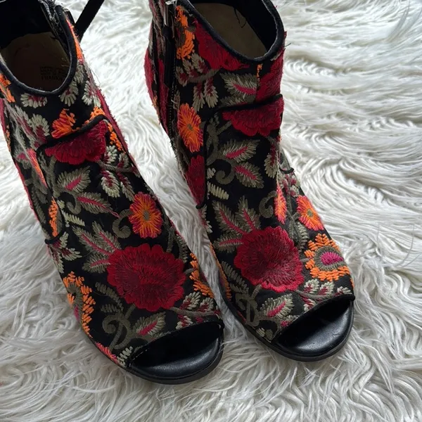 Crown Vintage Frankie Embroidered Floral Peep Toe Ankle Boots - Image 5