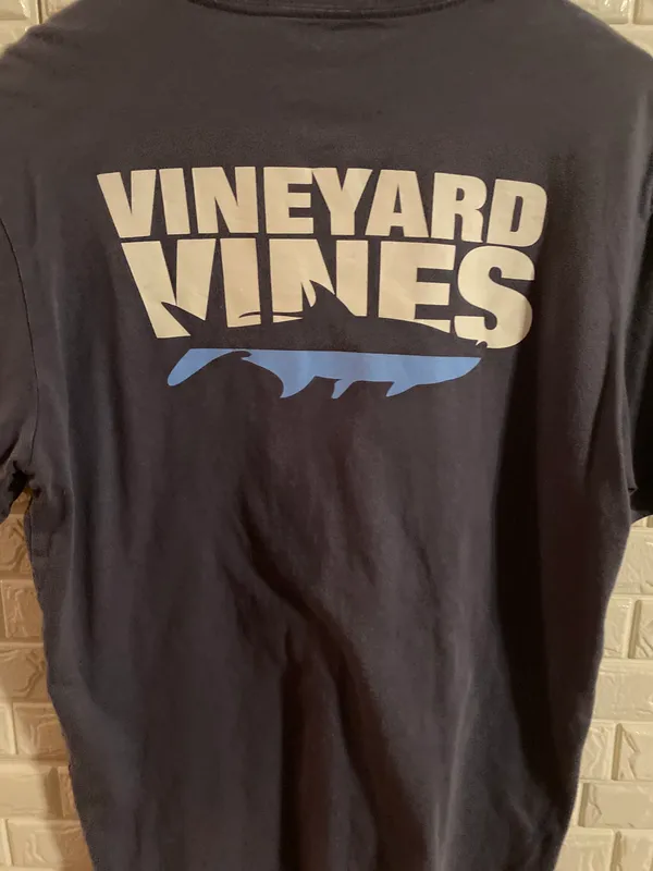 Vineyard Vines women's T-shirt 26 length x 18 width - Image 4