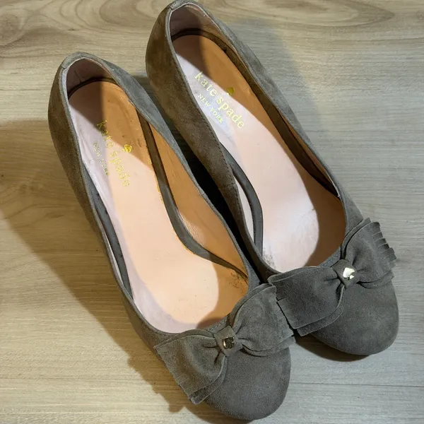 Kate Spade Wedge Heels Womens 8M Taupe Suede‎ Bow Fringe Dress Shoes - Image 2