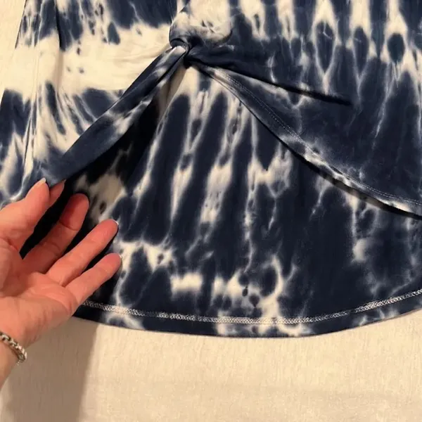 Time & Tru size small blue tie dye tied at front hem short sleeve T-shirt EUC - Image 3
