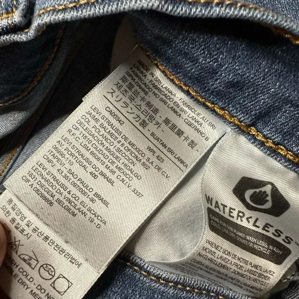 Levi’s wedgie straight jeans 28 button fly - Image 2