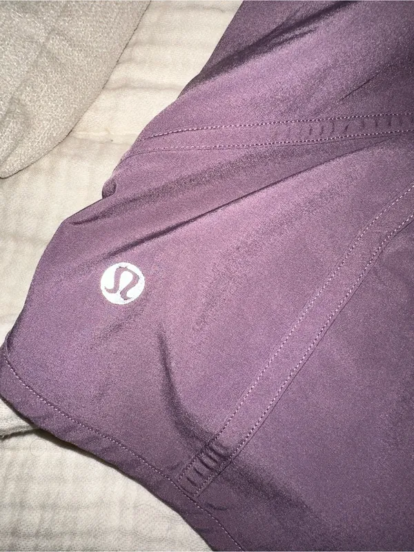 Lululemon Low Rise Tracker Shorts V size 4 - Image 6
