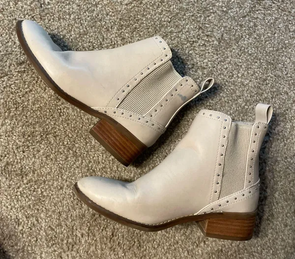 American Eagle Outfitters Off White Pleather Booties - Image 4