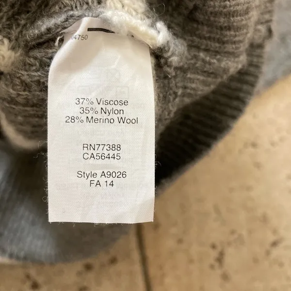 Like New J. Crew Ladies Sweater size L - Image 3
