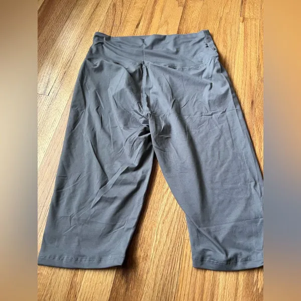Amazon Grey capris size large/ xl Gray - Image 4