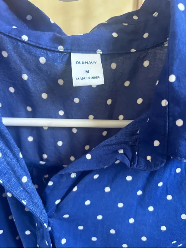 Old Navy Blue Polka Dot Front Botton Cap Sleeve Blouse - Size: medium - Image 4