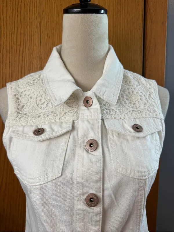 Mudd White Denim Crochet Lace Back Button Vest Size Medium 100% Cotton - Image 4