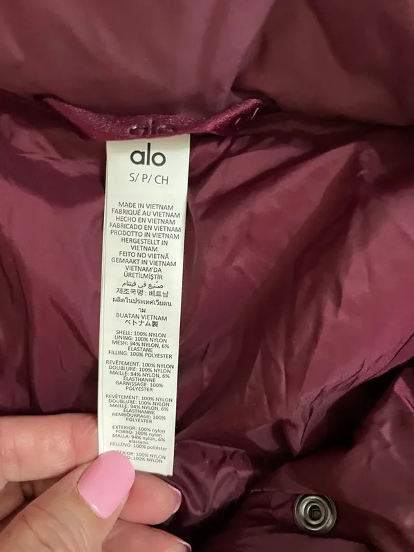 ALO Yoga NWT Gold Rush Puffer Jacket Burgundy with Zipper pockets Size S - Image 11