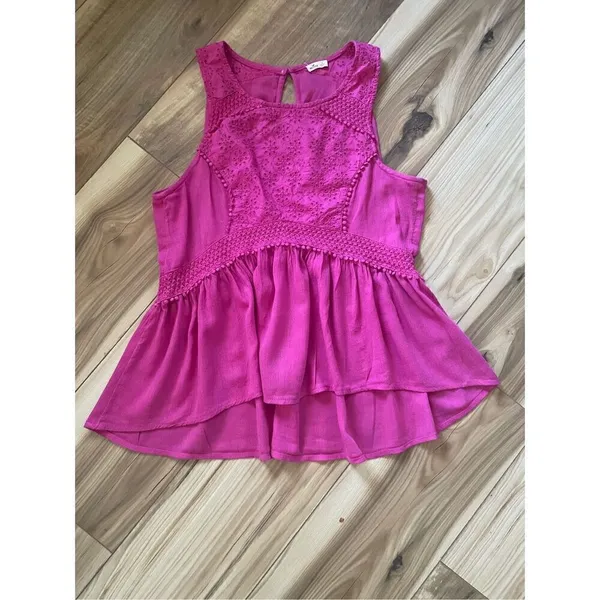 Hollister sleeveless blouse with keyhole button closure S - Image 3