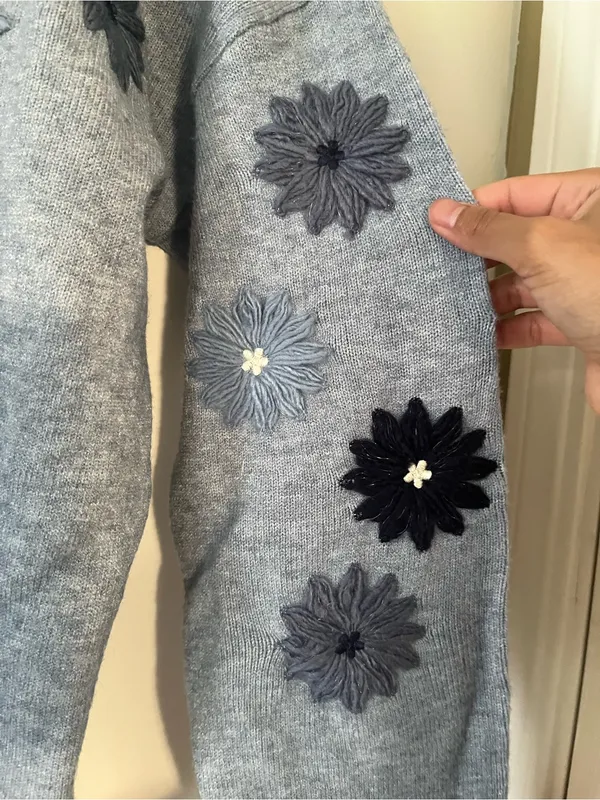 NWT Blue Floral Appliqué Embroidered Crewneck Knit Sweater Small Oversized - Image 4