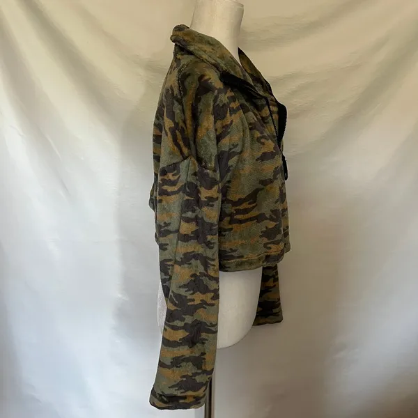 Y2K Urban Outfitters Camo Fuzzy Crop Pullover Womens Jacket Sz S Grunge Indie - Image 5