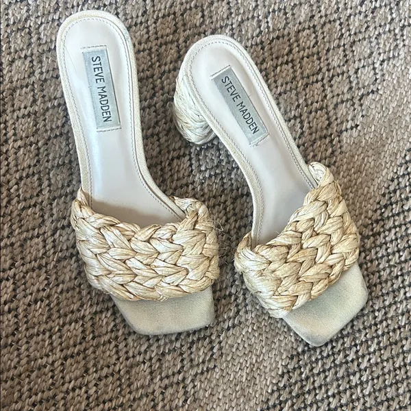 Steve Madden Laveda Sandal in Beige Size 7.5 - Image 2